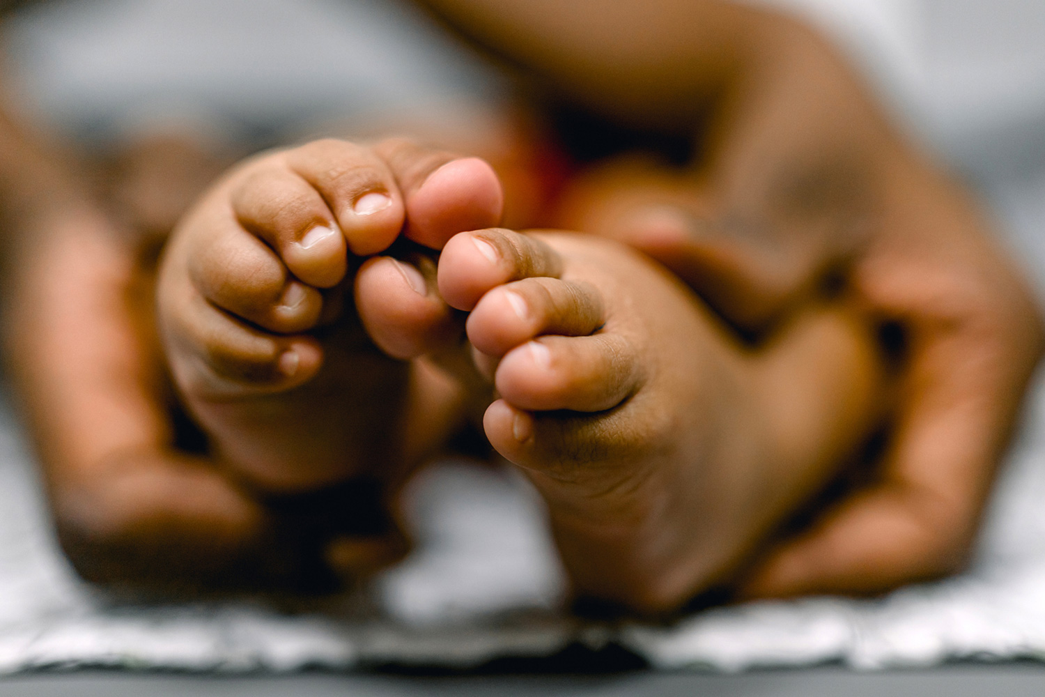 Toddler with curly toes